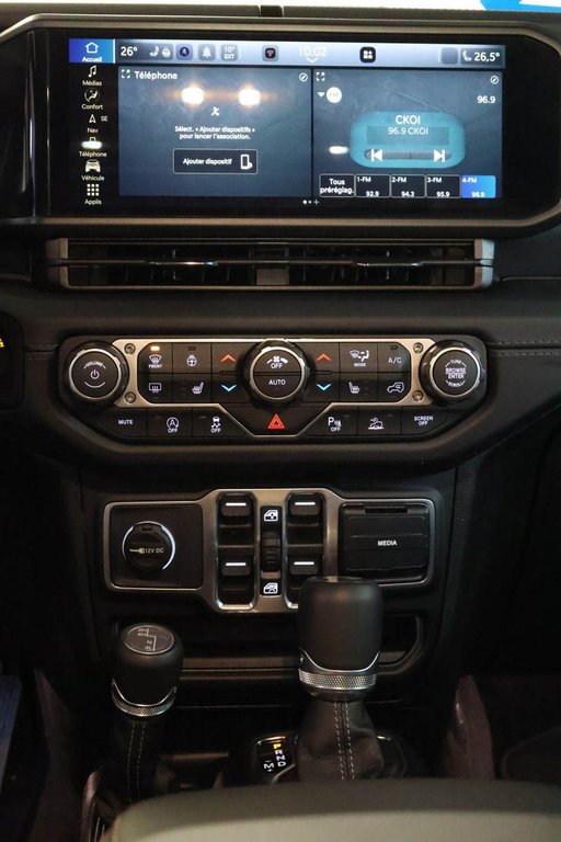 2026 Jeep Wrangler UNLIMITED SAHARA + 4X4 + SKY ONE-TOUCH in Terrebonne, Quebec - 19 - w1024h768px