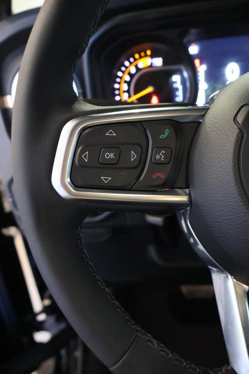 2026 Jeep Wrangler UNLIMITED SAHARA + 4X4 + SKY ONE-TOUCH in Terrebonne, Quebec - 15 - w1024h768px