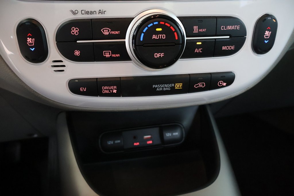 2018 Kia Soul EV LUXURY + CUIR + SIEGES CHAUFFANTS in Terrebonne, Quebec - 18 - w1024h768px
