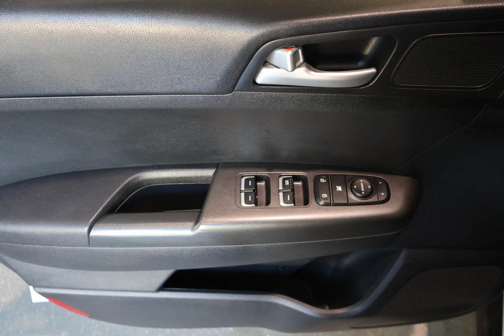 2022 Kia Sportage LX + AWD + SIEGES CHAUFFANTS + CARPLAY in Terrebonne, Quebec - 25 - w1024h768px
