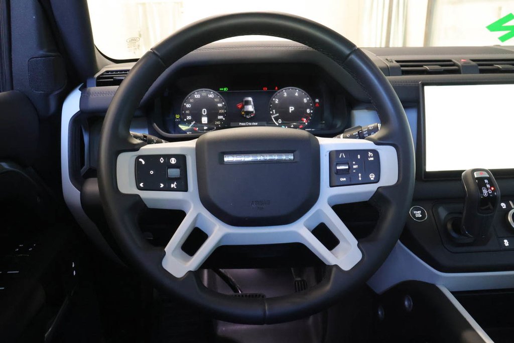 2025 Land Rover Defender 110 S P300 + AWD + TOIT OUVRANT PANO in Terrebonne, Quebec - 15 - w1024h768px