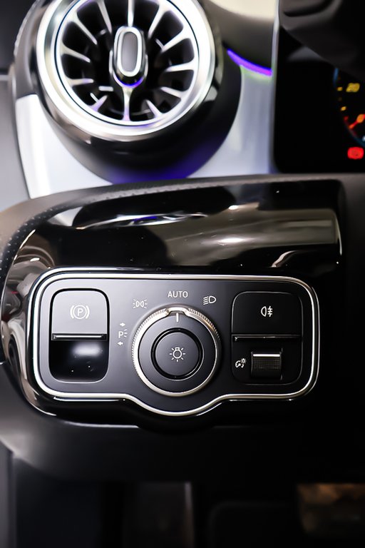 2023 Mercedes-Benz CLA CLA 250 + 4WD + TOIT OUVRANT + CUIR in Terrebonne, Quebec - 29 - w1024h768px