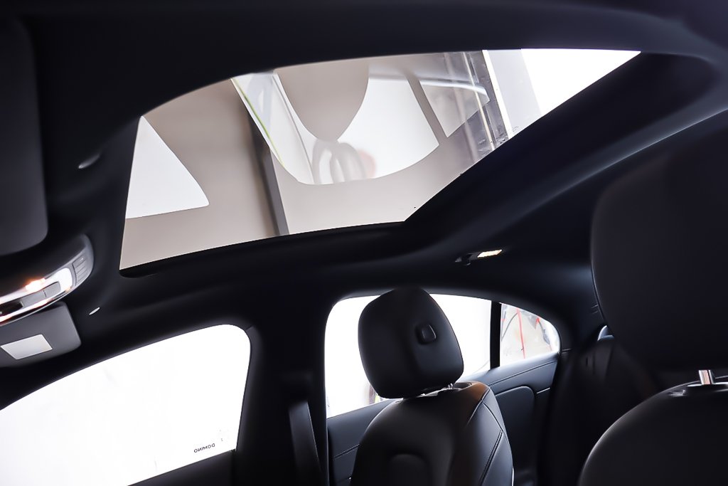 2023 Mercedes-Benz CLA CLA 250 + 4WD + TOIT OUVRANT + CUIR in Terrebonne, Quebec - 11 - w1024h768px