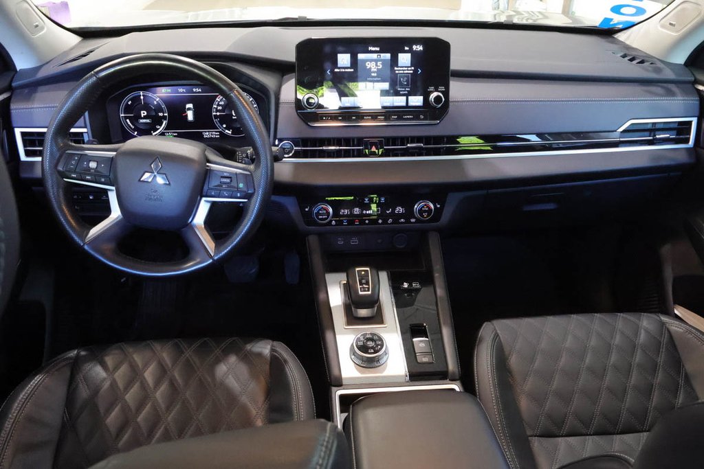 2024 Mitsubishi Outlander PHEV GT + S- AWD + TOIT OUVRANT in Terrebonne, Quebec - 14 - w1024h768px