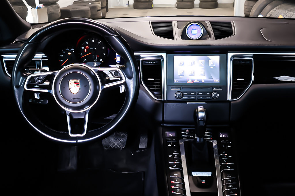 2017 Porsche Macan GTS + AWD + V6 + TOIT OUVRANT PANORAMIQUE in Terrebonne, Quebec - 14 - w1024h768px