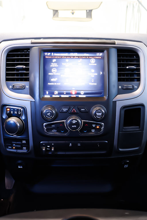 2020 Ram 1500 Classic EXPRESS + 4X4 + V8 + CREW CAB + 6 PASSAGERS in Terrebonne, Quebec - 19 - w1024h768px