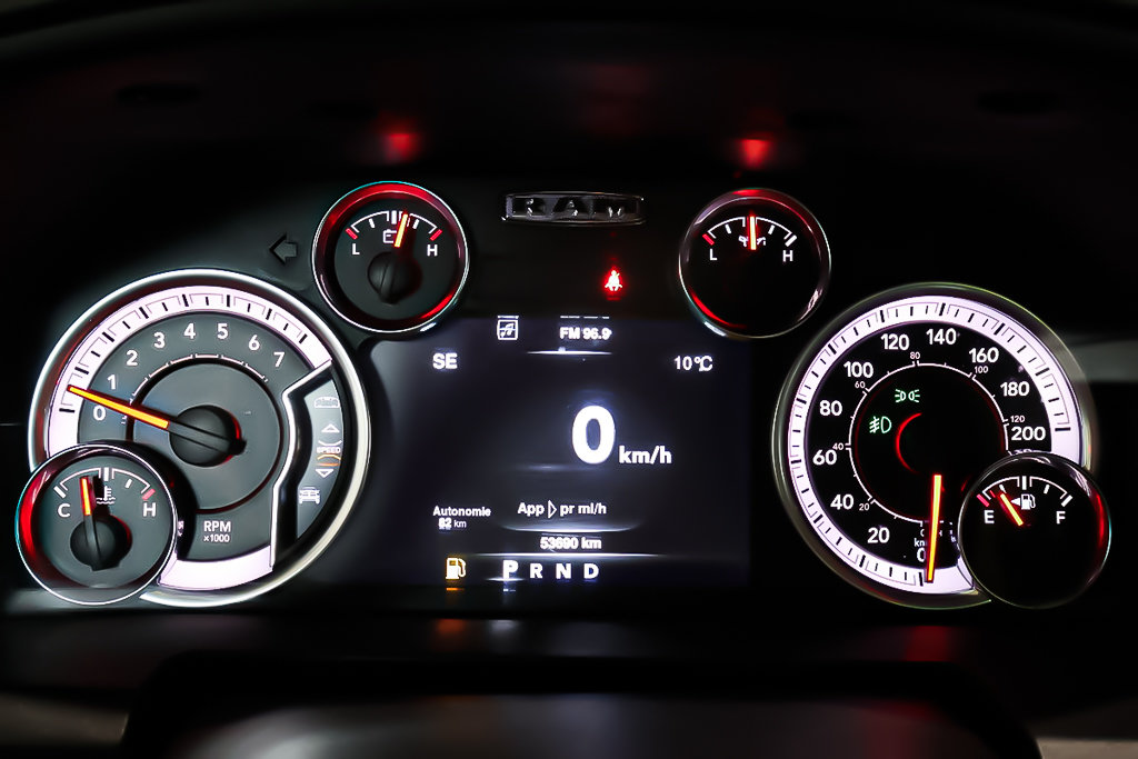2021 Ram 1500 Classic EXPRESS + NIGHT EDITION + 4X4 + CREW CAB + V8 5.7L in Terrebonne, Quebec - 18 - w1024h768px