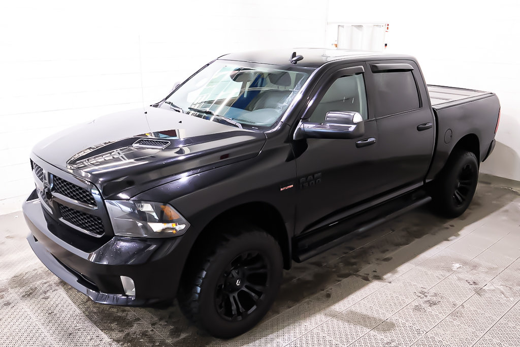 2021 Ram 1500 Classic EXPRESS + NIGHT EDITION + 4X4 + CREW CAB + V8 5.7L in Terrebonne, Quebec - 3 - w1024h768px