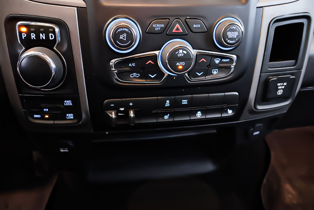 2021 Ram 1500 Classic EXPRESS + NIGHT EDITION + 4X4 + CREW CAB + V8 5.7L in Terrebonne, Quebec - 22 - w1024h768px