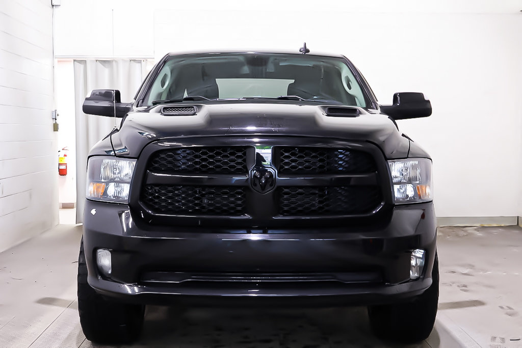 2021 Ram 1500 Classic EXPRESS + NIGHT EDITION + 4X4 + CREW CAB + V8 5.7L in Terrebonne, Quebec - 2 - w1024h768px