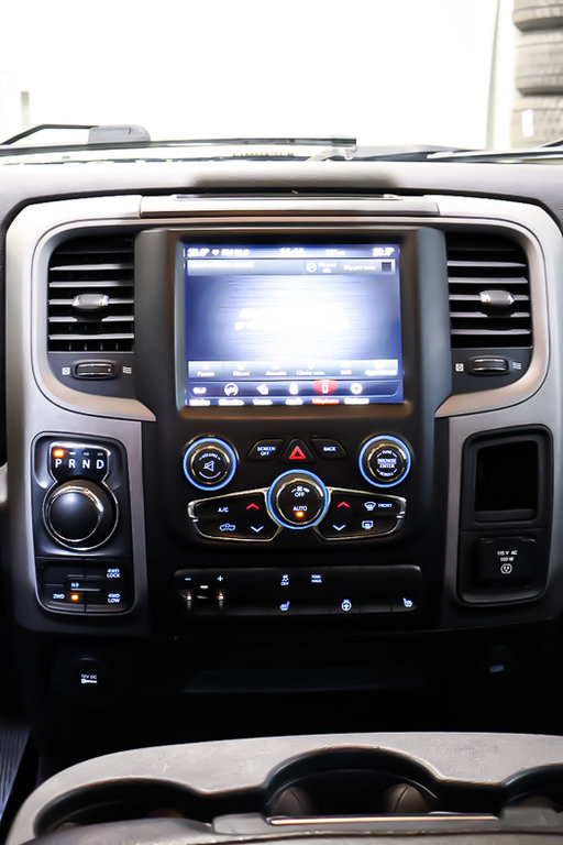 2021 Ram 1500 Classic EXPRESS + NIGHT EDITION + 4X4 + CREW CAB + V8 5.7L in Terrebonne, Quebec - 19 - w1024h768px