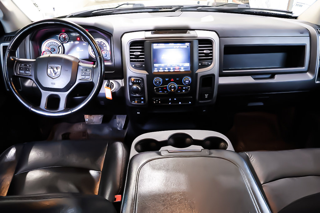 2021 Ram 1500 Classic EXPRESS + NIGHT EDITION + 4X4 + CREW CAB + V8 5.7L in Terrebonne, Quebec - 13 - w1024h768px