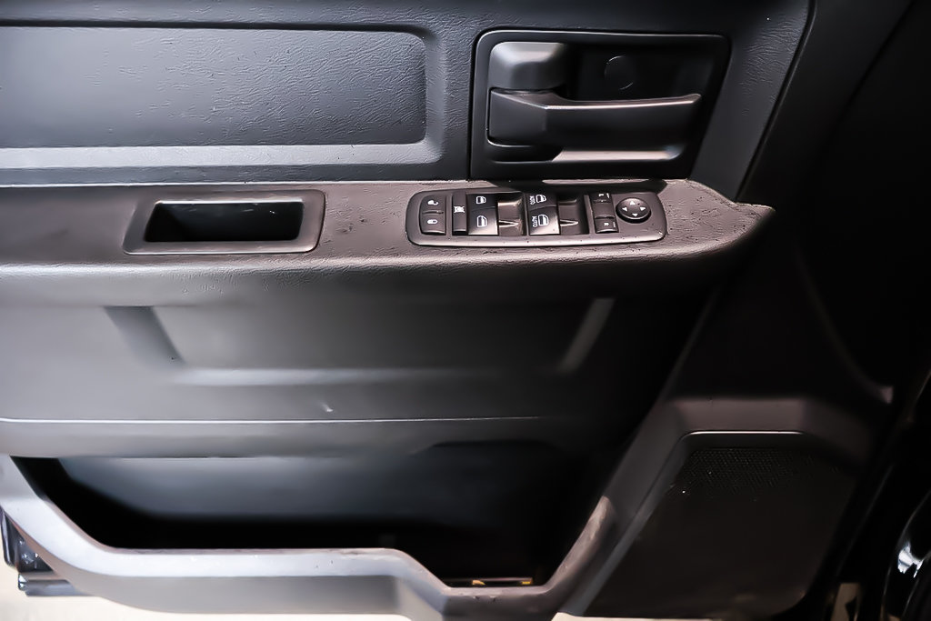 2021 Ram 1500 Classic EXPRESS + NIGHT EDITION + 4X4 + CREW CAB + V8 5.7L in Terrebonne, Quebec - 25 - w1024h768px