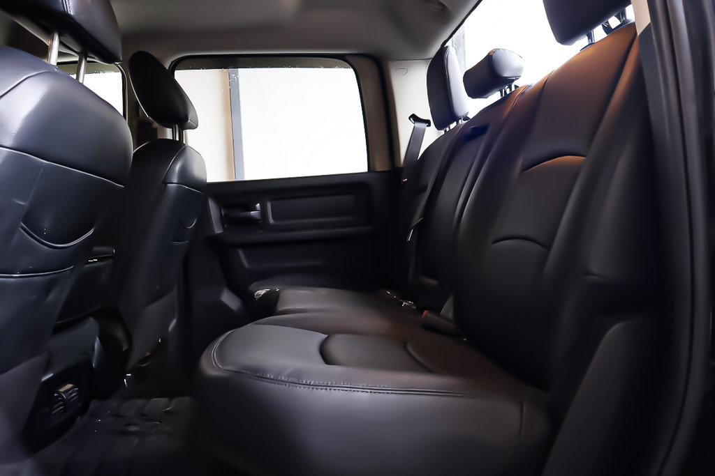 2021 Ram 1500 Classic EXPRESS + NIGHT EDITION + 4X4 + CREW CAB + V8 5.7L in Terrebonne, Quebec - 26 - w1024h768px