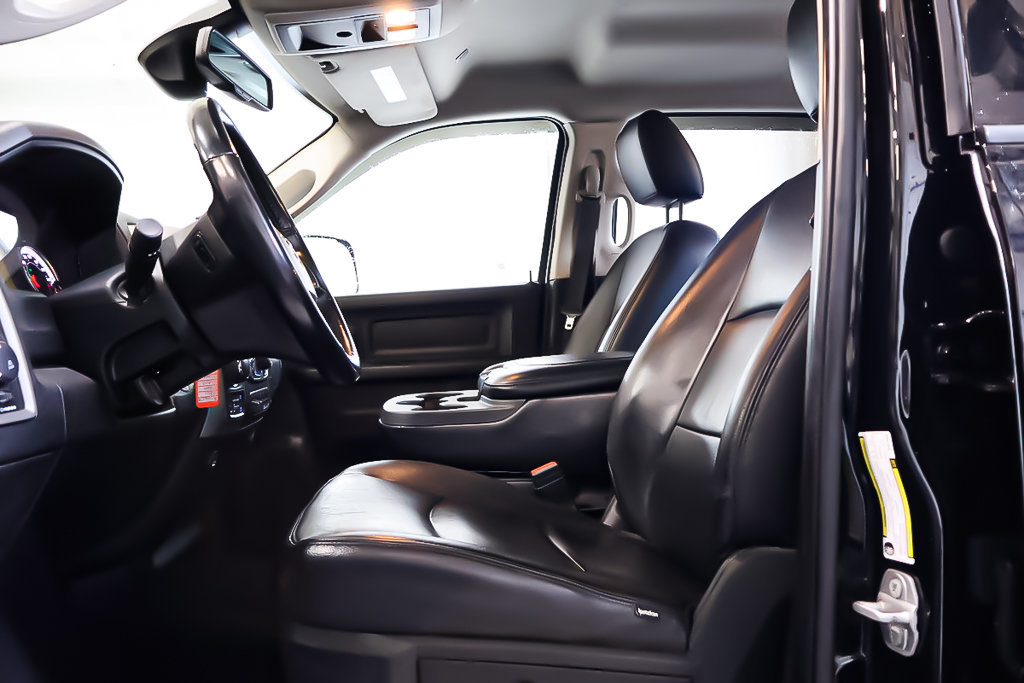 2021 Ram 1500 Classic EXPRESS + NIGHT EDITION + 4X4 + CREW CAB + V8 5.7L in Terrebonne, Quebec - 10 - w1024h768px