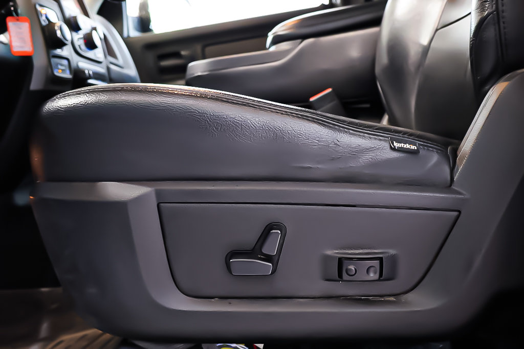 2021 Ram 1500 Classic EXPRESS + NIGHT EDITION + 4X4 + CREW CAB + V8 5.7L in Terrebonne, Quebec - 11 - w1024h768px
