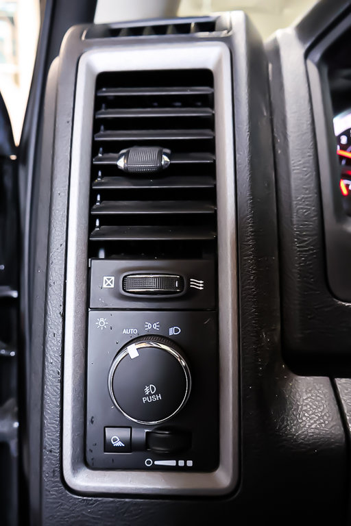 2021 Ram 1500 Classic EXPRESS + NIGHT EDITION + 4X4 + CREW CAB + V8 5.7L in Terrebonne, Quebec - 23 - w1024h768px