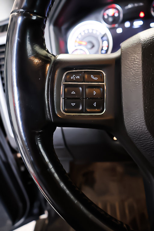 2021 Ram 1500 Classic EXPRESS + NIGHT EDITION + 4X4 + CREW CAB + V8 5.7L in Terrebonne, Quebec - 15 - w1024h768px