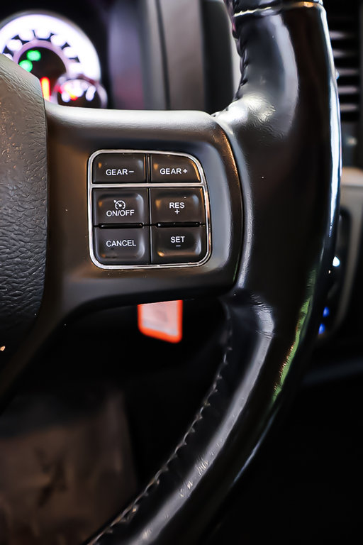 2021 Ram 1500 Classic EXPRESS + NIGHT EDITION + 4X4 + CREW CAB + V8 5.7L in Terrebonne, Quebec - 17 - w1024h768px