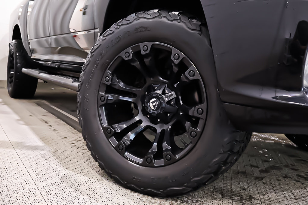 2021 Ram 1500 Classic EXPRESS + NIGHT EDITION + 4X4 + CREW CAB + V8 5.7L in Terrebonne, Quebec - 9 - w1024h768px