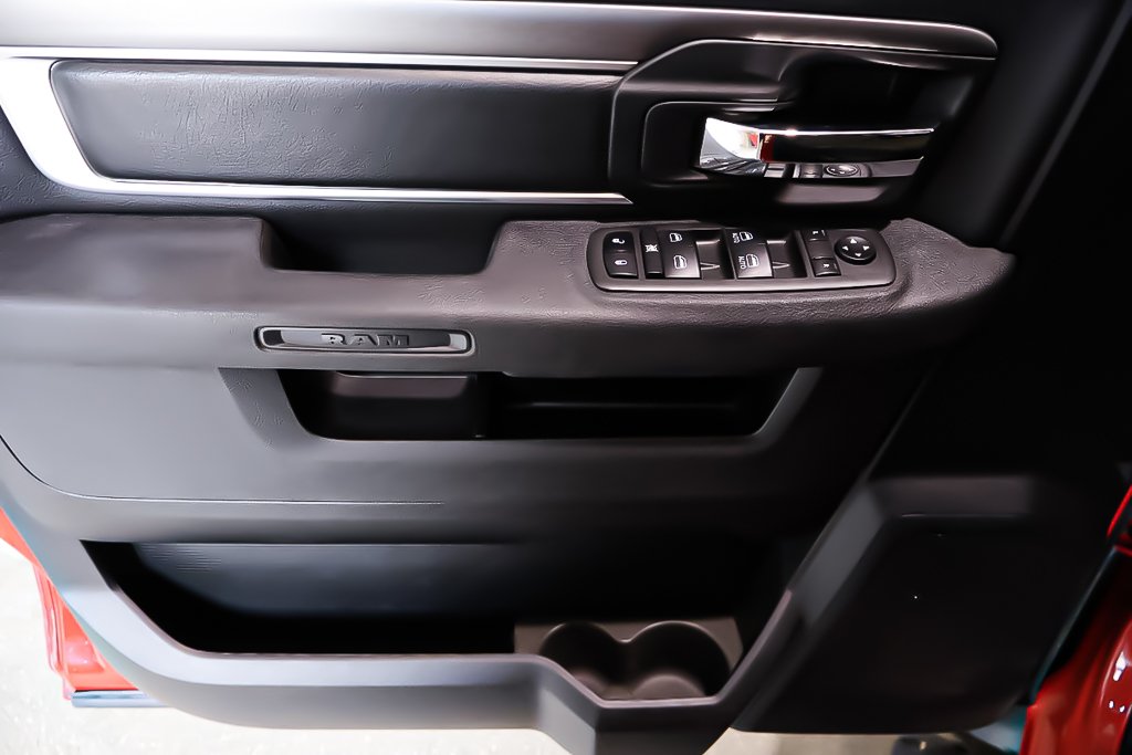 Ram 1500 Classic WARLOCK + 4X4 + CREW CAB + V8 HEMI 5.7L 2021 à Terrebonne, Québec - 26 - w1024h768px