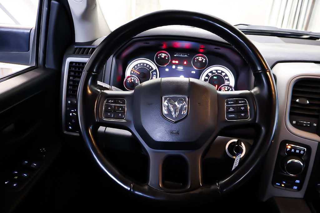 2021 Ram 1500 Classic EXPRESS + 4X4 +  QUAD CAB + NIGHT EDITION in Terrebonne, Quebec - 14 - w1024h768px
