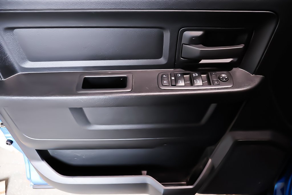 2021 Ram 1500 Classic EXPRESS + 4X4 +  QUAD CAB + NIGHT EDITION in Terrebonne, Quebec - 25 - w1024h768px