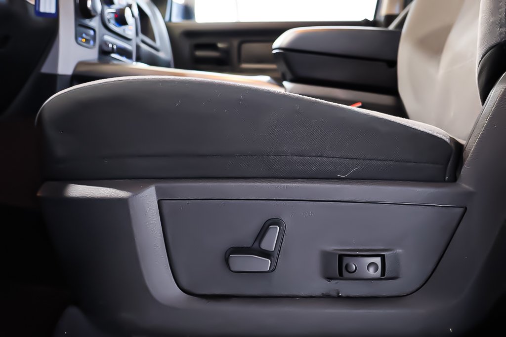 2021 Ram 1500 Classic EXPRESS + 4X4 +  QUAD CAB + NIGHT EDITION in Terrebonne, Quebec - 11 - w1024h768px