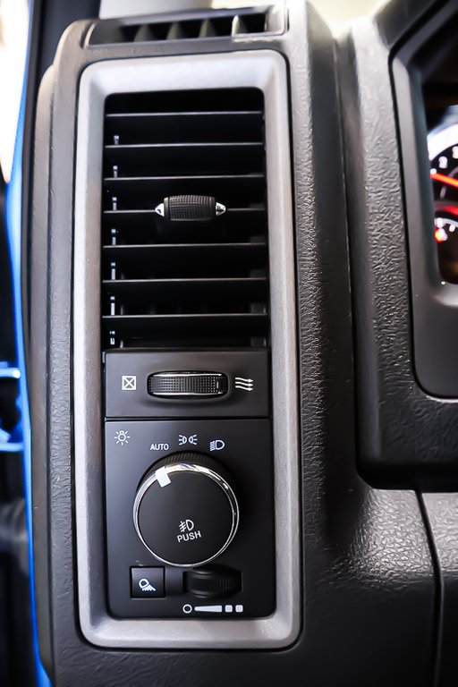 2021 Ram 1500 Classic EXPRESS + 4X4 +  QUAD CAB + NIGHT EDITION in Terrebonne, Quebec - 23 - w1024h768px