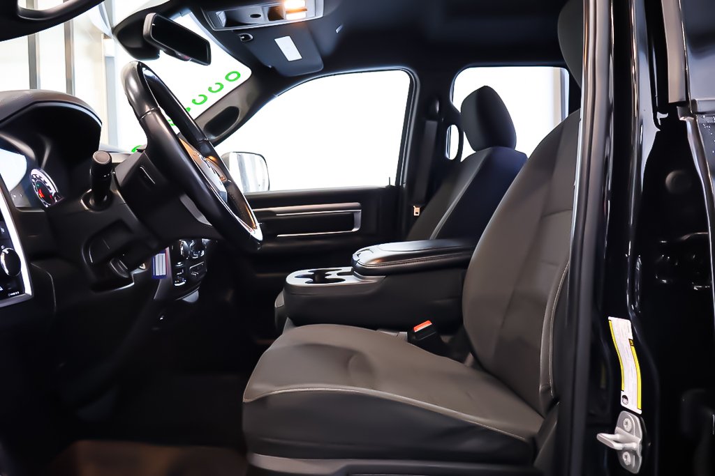 Ram 1500 Classic WARLOCK + 4X4 + QUAD CAB + V8 HEMI 5.7L 2021 à Terrebonne, Québec - 10 - w1024h768px