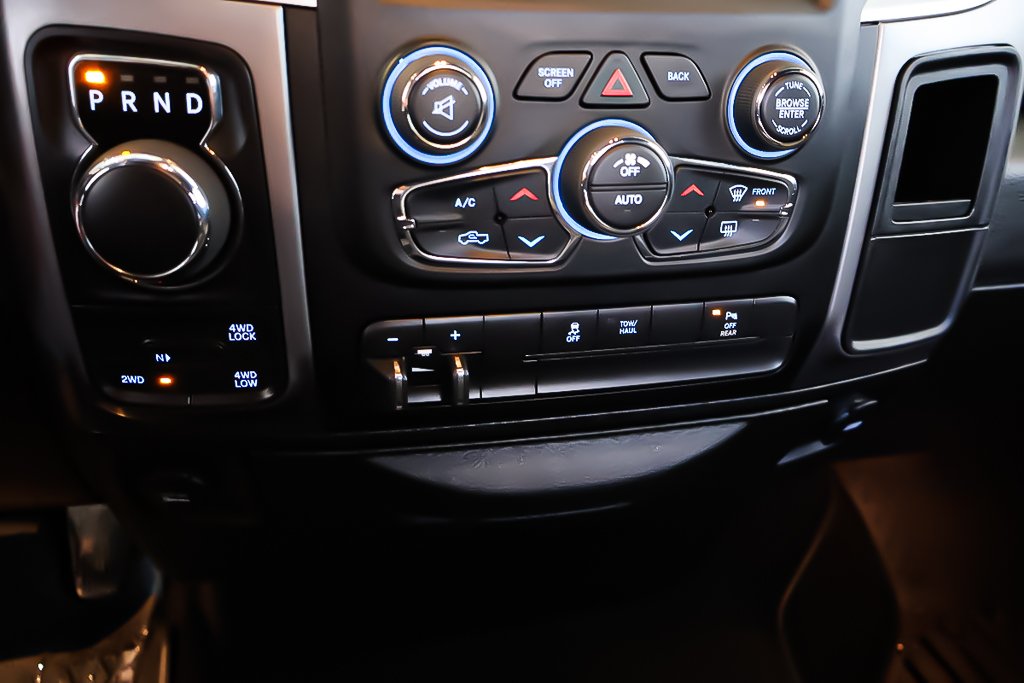 Ram 1500 Classic WARLOCK + 4X4 + QUAD CAB + V8 HEMI 5.7L 2021 à Terrebonne, Québec - 22 - w1024h768px