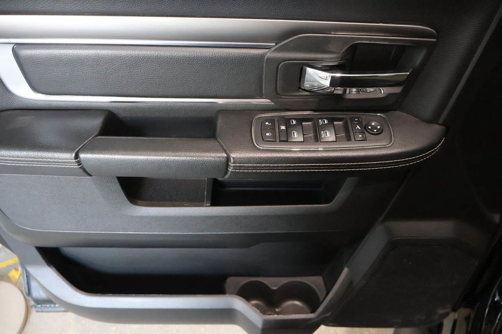 2021 Ram 1500 Classic WARLOCK + 4X4 + CREW CAB + V6 3.6L in Terrebonne, Quebec - 25 - w1024h768px