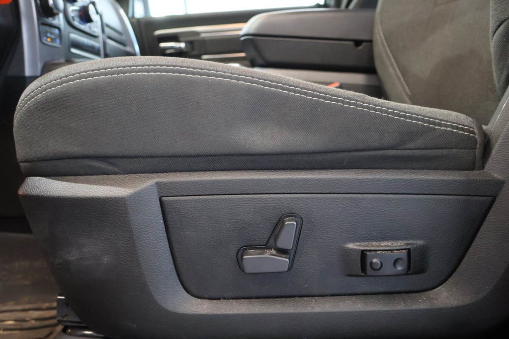 2021 Ram 1500 Classic WARLOCK + 4X4 + CREW CAB + V6 3.6L in Terrebonne, Quebec - 11 - w1024h768px