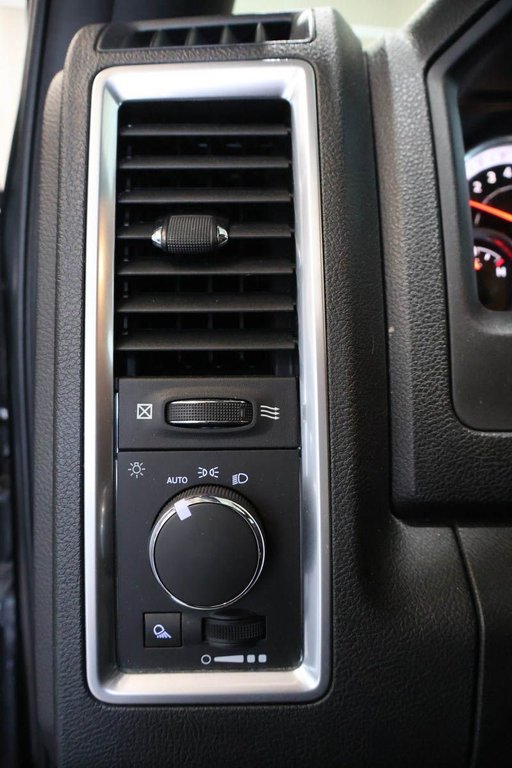 2021 Ram 1500 Classic WARLOCK + 4X4 + CREW CAB + V6 3.6L in Terrebonne, Quebec - 23 - w1024h768px