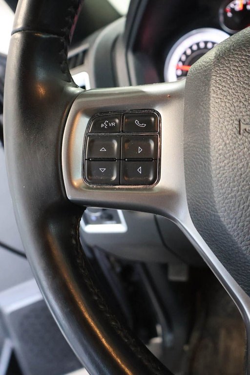 2021 Ram 1500 Classic WARLOCK + 4X4 + CREW CAB + V6 3.6L in Terrebonne, Quebec - 15 - w1024h768px