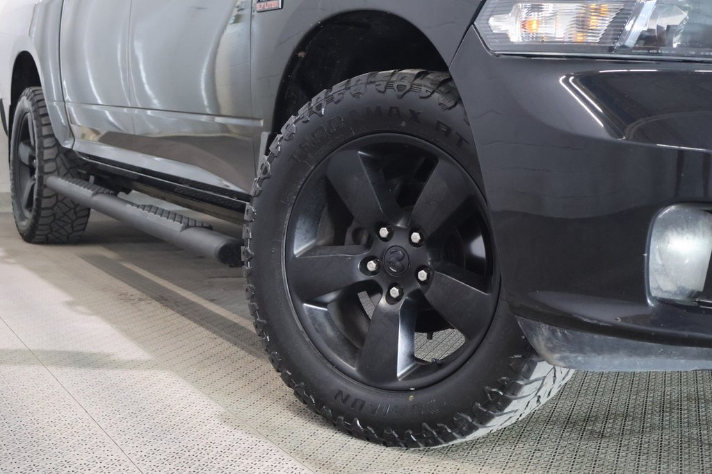 Ram 1500 Classic EXPRESS + 4X4 + CREW CAB + V8 HEMI 5.7L 2021 à Terrebonne, Québec - 9 - w1024h768px