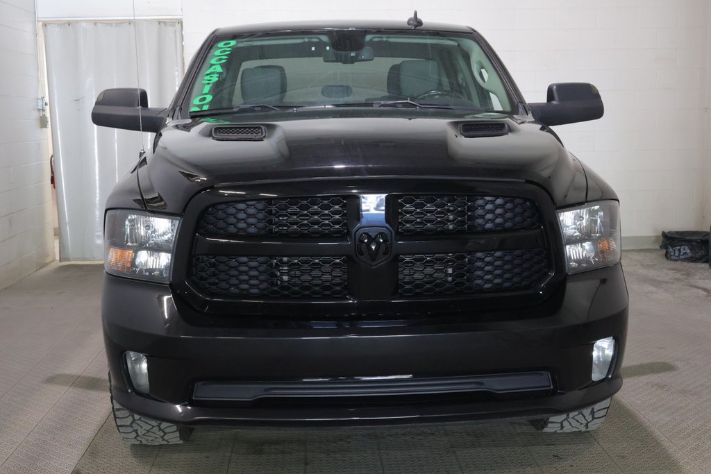 Ram 1500 Classic EXPRESS + 4X4 + CREW CAB + V8 HEMI 5.7L 2021 à Terrebonne, Québec - 2 - w1024h768px
