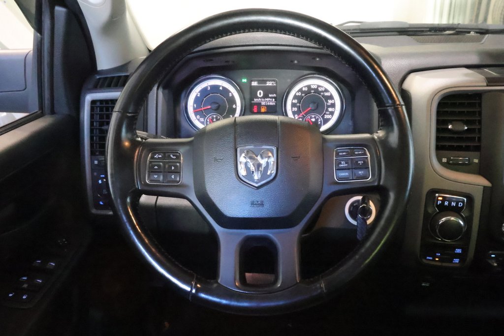 Ram 1500 Classic EXPRESS + 4X4 + CREW CAB + V8 HEMI 5.7L 2021 à Terrebonne, Québec - 14 - w1024h768px