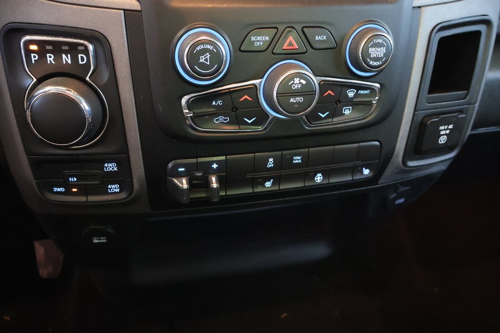 Ram 1500 Classic EXPRESS + 4X4 + CREW CAB + V8 HEMI 5.7L 2021 à Terrebonne, Québec - 22 - w1024h768px