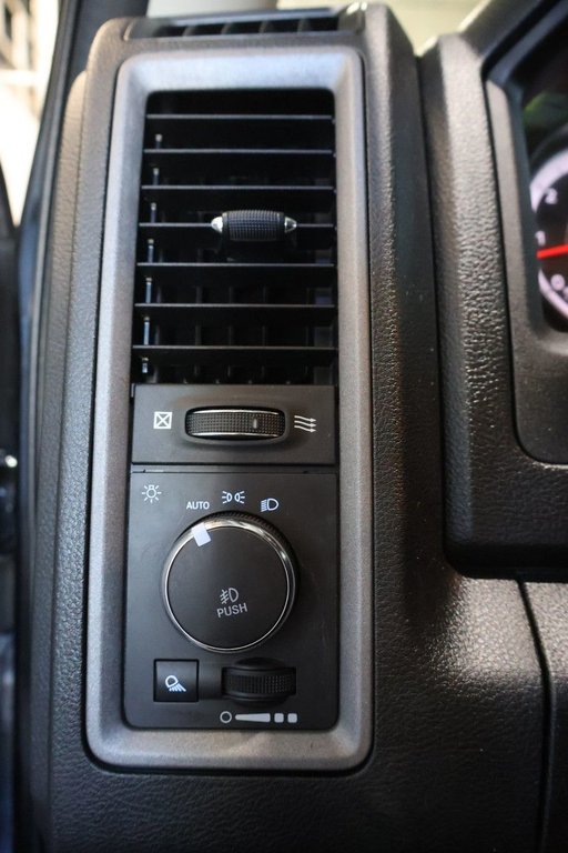 Ram 1500 Classic EXPRESS + 4X4 + CREW CAB + V8 HEMI 5.7L 2021 à Terrebonne, Québec - 23 - w1024h768px