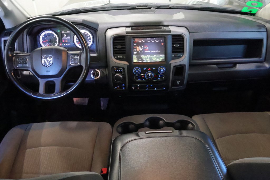 Ram 1500 Classic EXPRESS + 4X4 + CREW CAB + V8 HEMI 5.7L 2021 à Terrebonne, Québec - 13 - w1024h768px