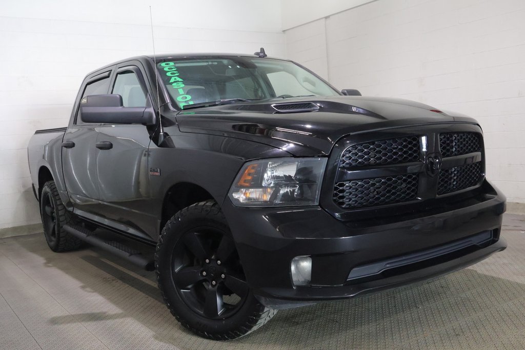 Ram 1500 Classic EXPRESS + 4X4 + CREW CAB + V8 HEMI 5.7L 2021 à Terrebonne, Québec - 1 - w1024h768px