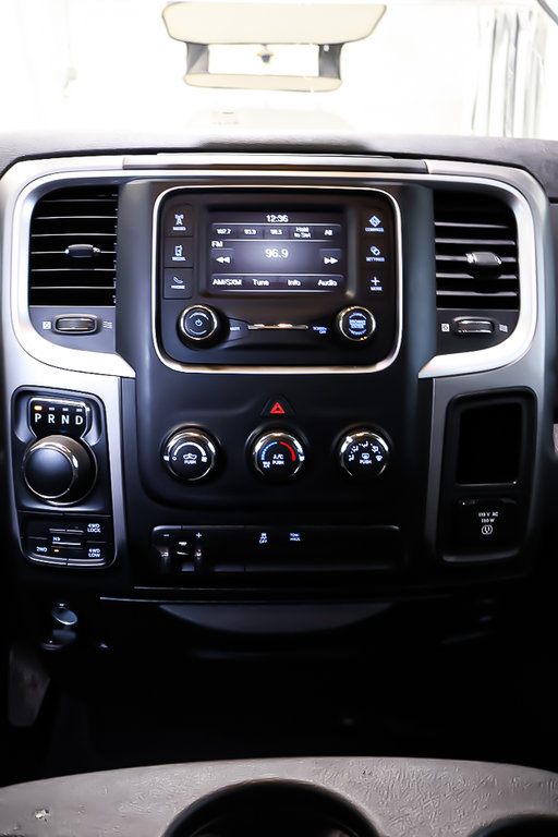 2022 Ram 1500 Classic SLT + 4X4 + CREW CAB + V8 + 6 PASSAGERS in Terrebonne, Quebec - 19 - w1024h768px