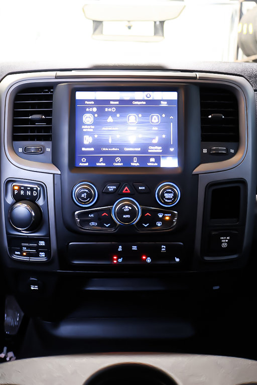 2022 Ram 1500 Classic EXPRESS + NIGHT EDITION + 4X4 + V8 + CREW CAB in Terrebonne, Quebec - 19 - w1024h768px