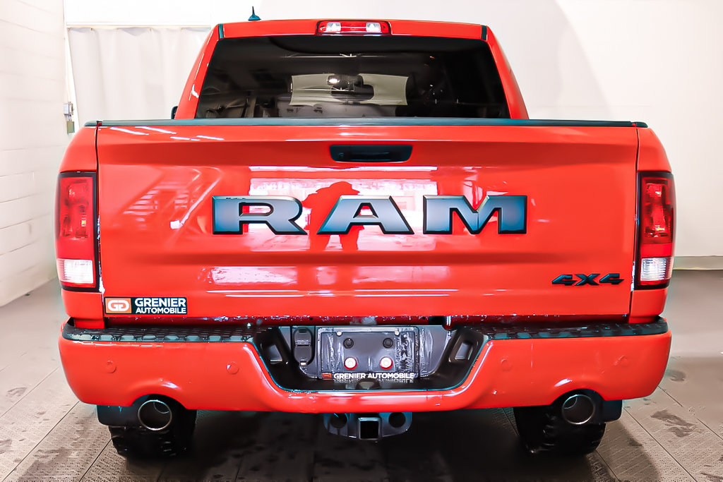 2022 Ram 1500 Classic EXPRESS + NIGHT EDITION + 4X4 + V8 + CREW CAB in Terrebonne, Quebec - 6 - w1024h768px