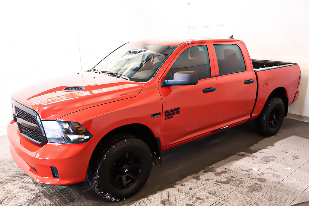 2022 Ram 1500 Classic EXPRESS + NIGHT EDITION + 4X4 + V8 + CREW CAB in Terrebonne, Quebec - 3 - w1024h768px