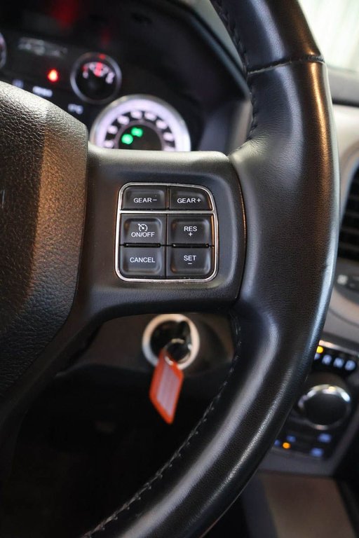 2022 Ram 1500 Classic EXPRESS + 4X4 + CREW CAB +  NIGHT EDITION in Terrebonne, Quebec - 17 - w1024h768px