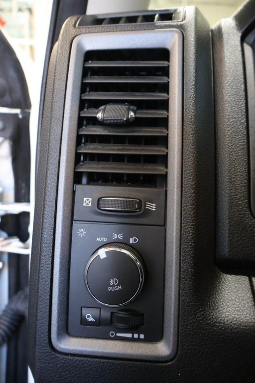 2022 Ram 1500 Classic EXPRESS + 4X4 + CREW CAB +  NIGHT EDITION in Terrebonne, Quebec - 23 - w1024h768px