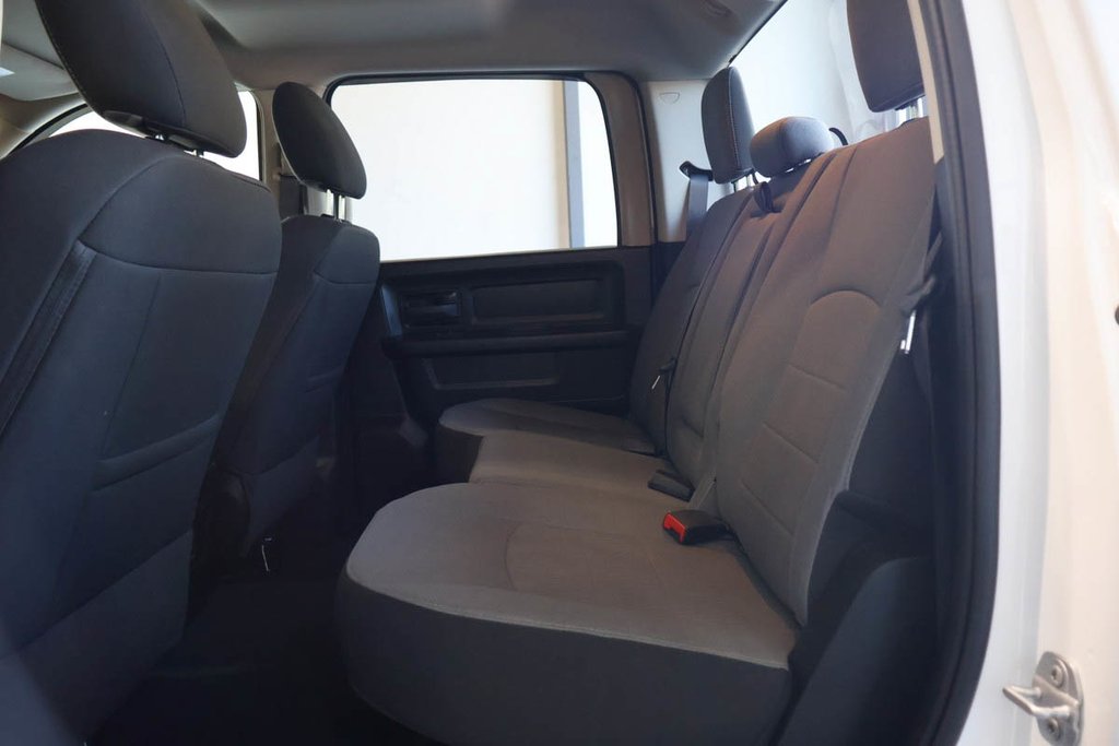 2022 Ram 1500 Classic EXPRESS + 4X4 + CREW CAB +  NIGHT EDITION in Terrebonne, Quebec - 26 - w1024h768px