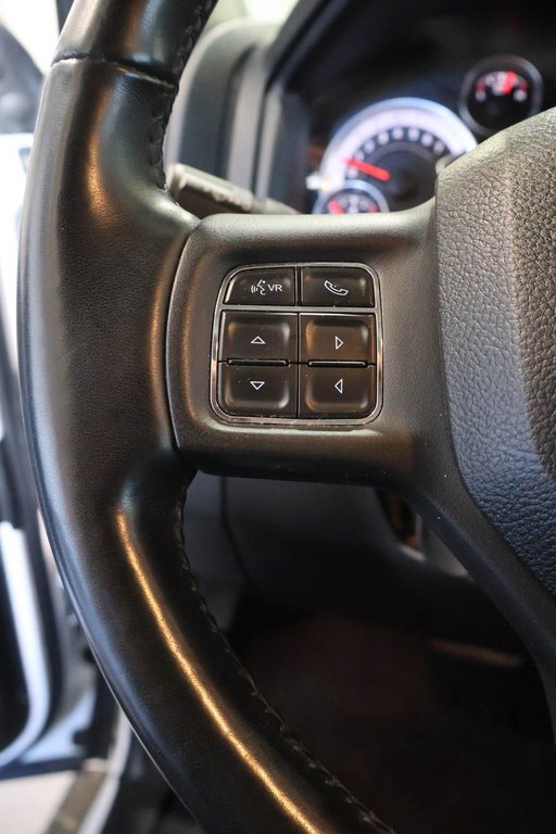 2022 Ram 1500 Classic EXPRESS + 4X4 + CREW CAB +  NIGHT EDITION in Terrebonne, Quebec - 15 - w1024h768px